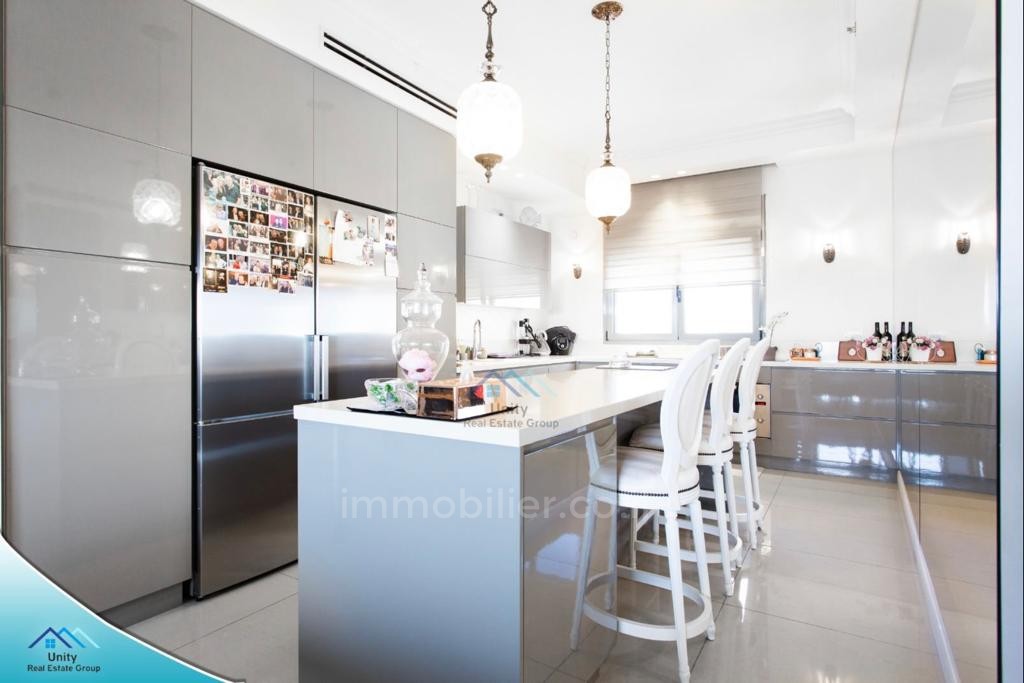 Mini-Penthouse 4 rooms Netanya City center 457-IBL-1019