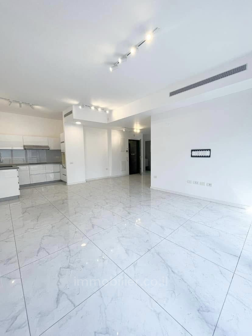 Apartment 4 rooms Tel Aviv First sea line 627-IBL-24