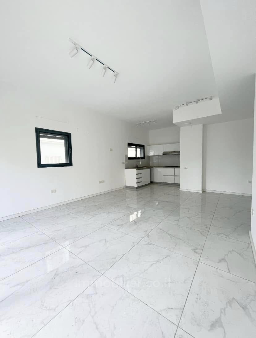 Apartment 4 rooms Tel Aviv First sea line 627-IBL-24