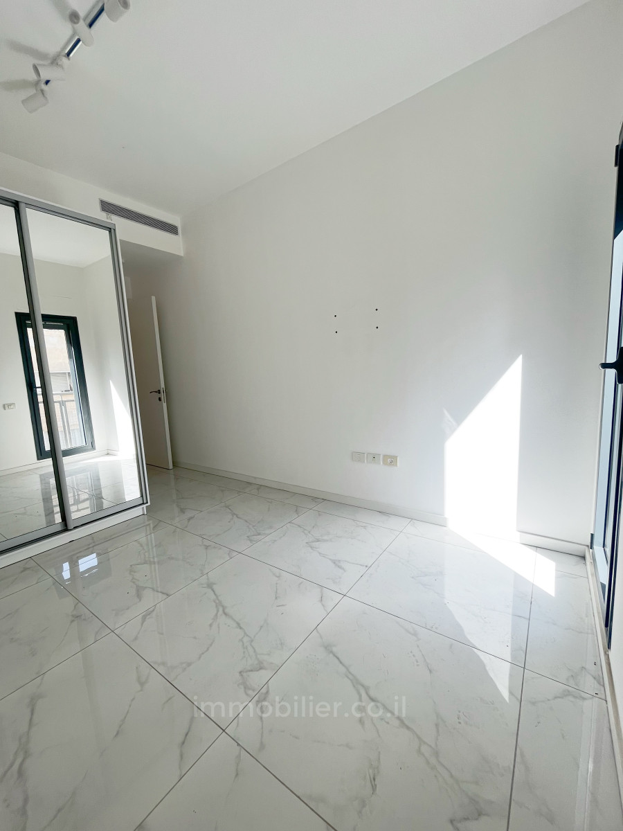 Apartment 4 rooms Tel Aviv First sea line 627-IBL-24