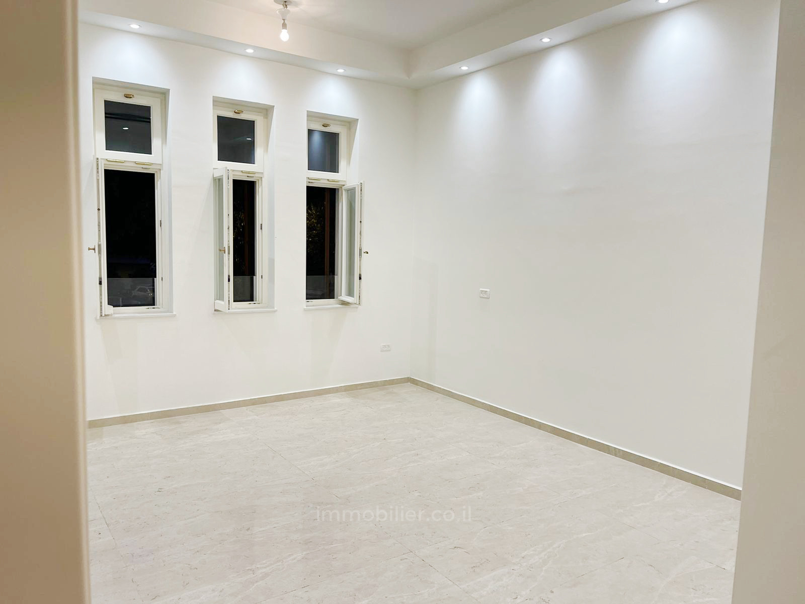 Villa 3 rooms Tel Aviv First sea line 627-IBL-25