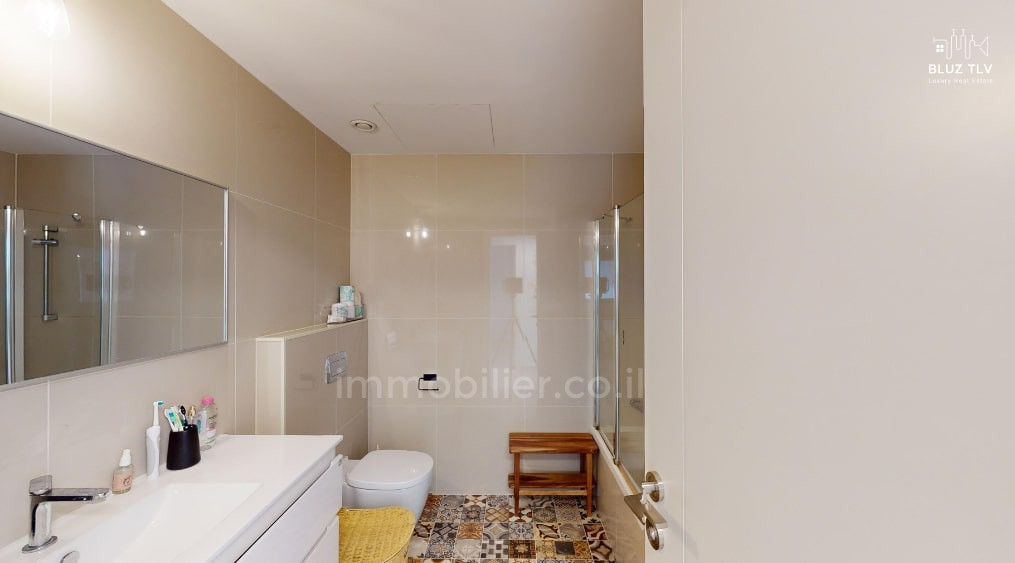 Apartment 3 rooms Tel Aviv First sea line 833-IBL-6